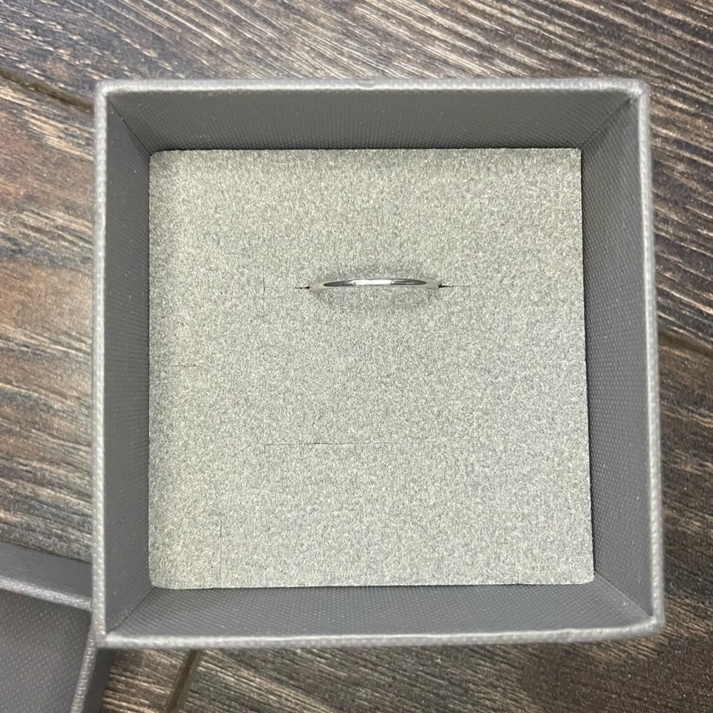 Ferko’s Fine Jewelry Platinum 1.2mm Plain Wedding Band Size 6